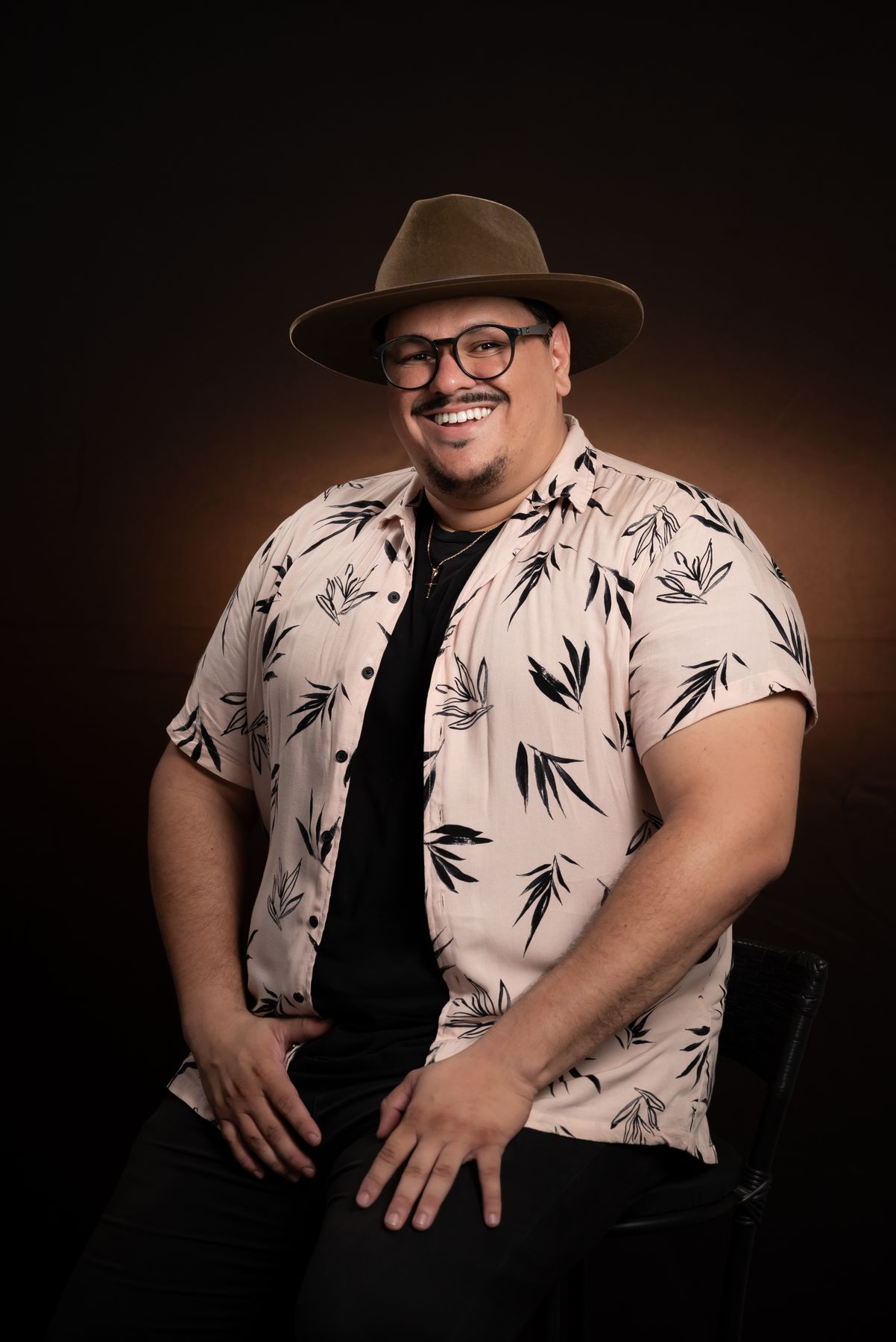 Felipe, de chapéu, em retrato oficial