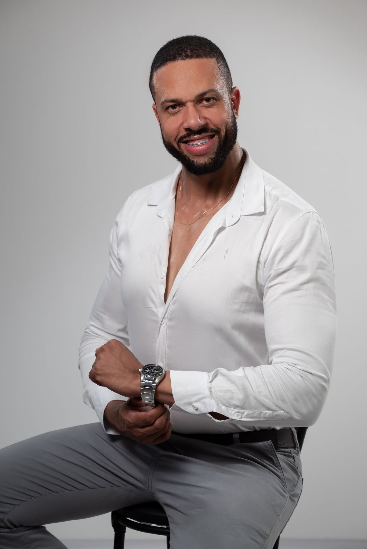 Rafael sentado em retrato oficial