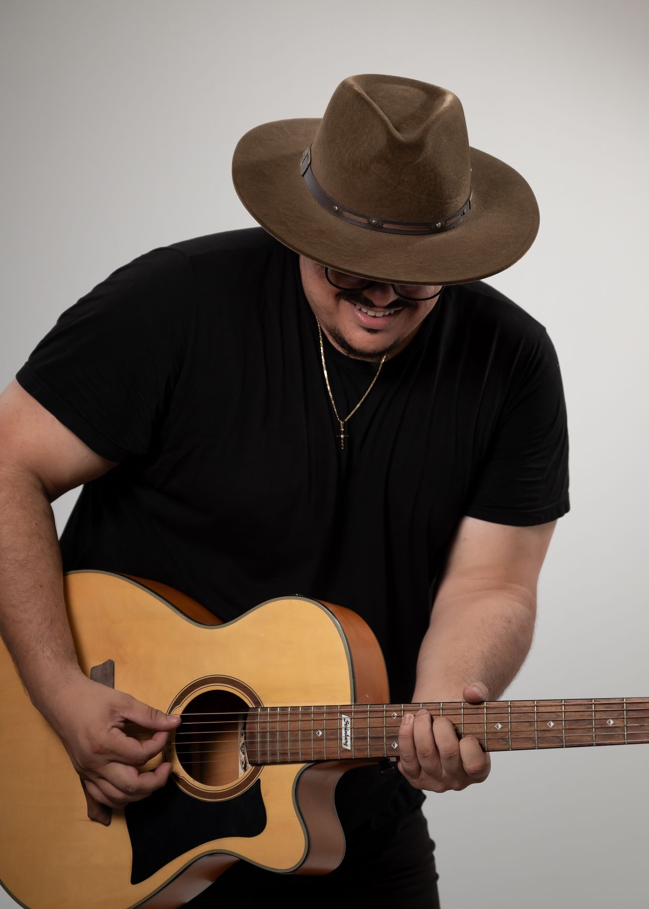 Felipe tocando violão