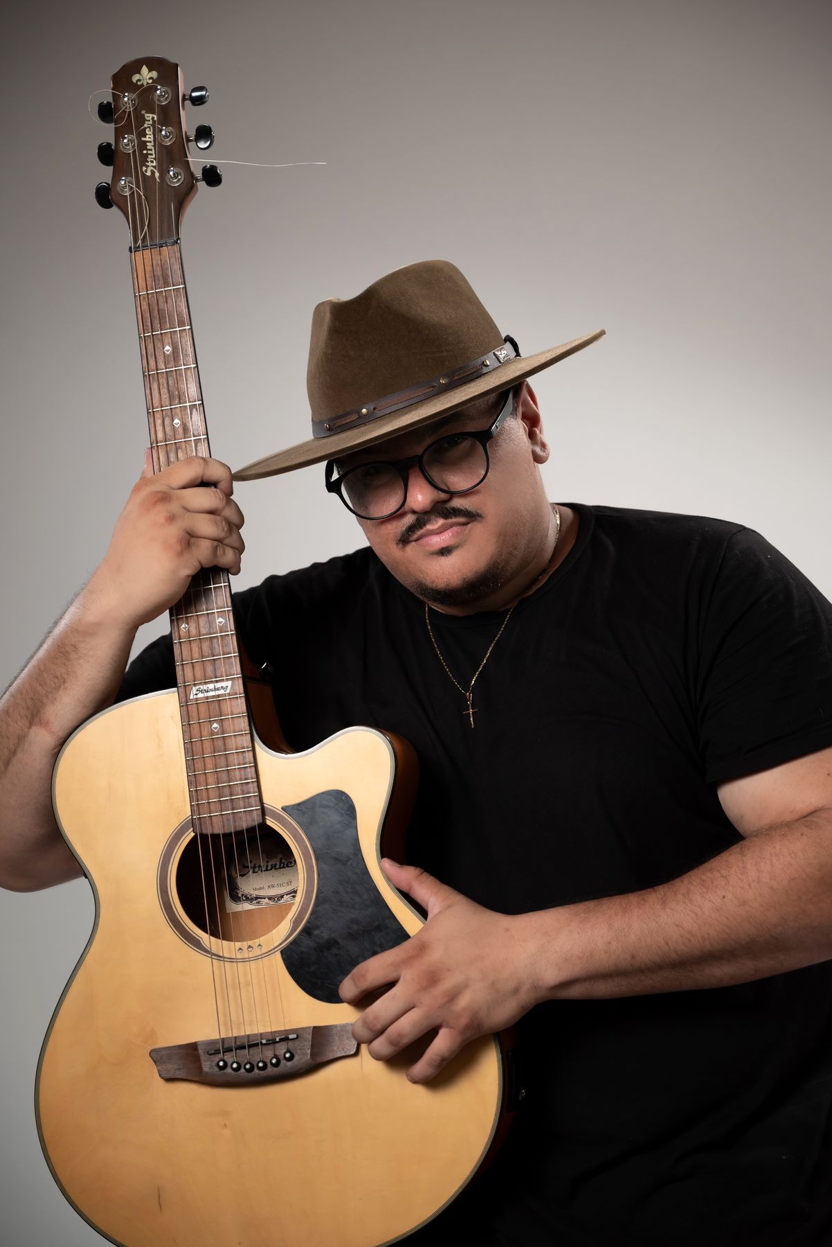 Felipe com o violão