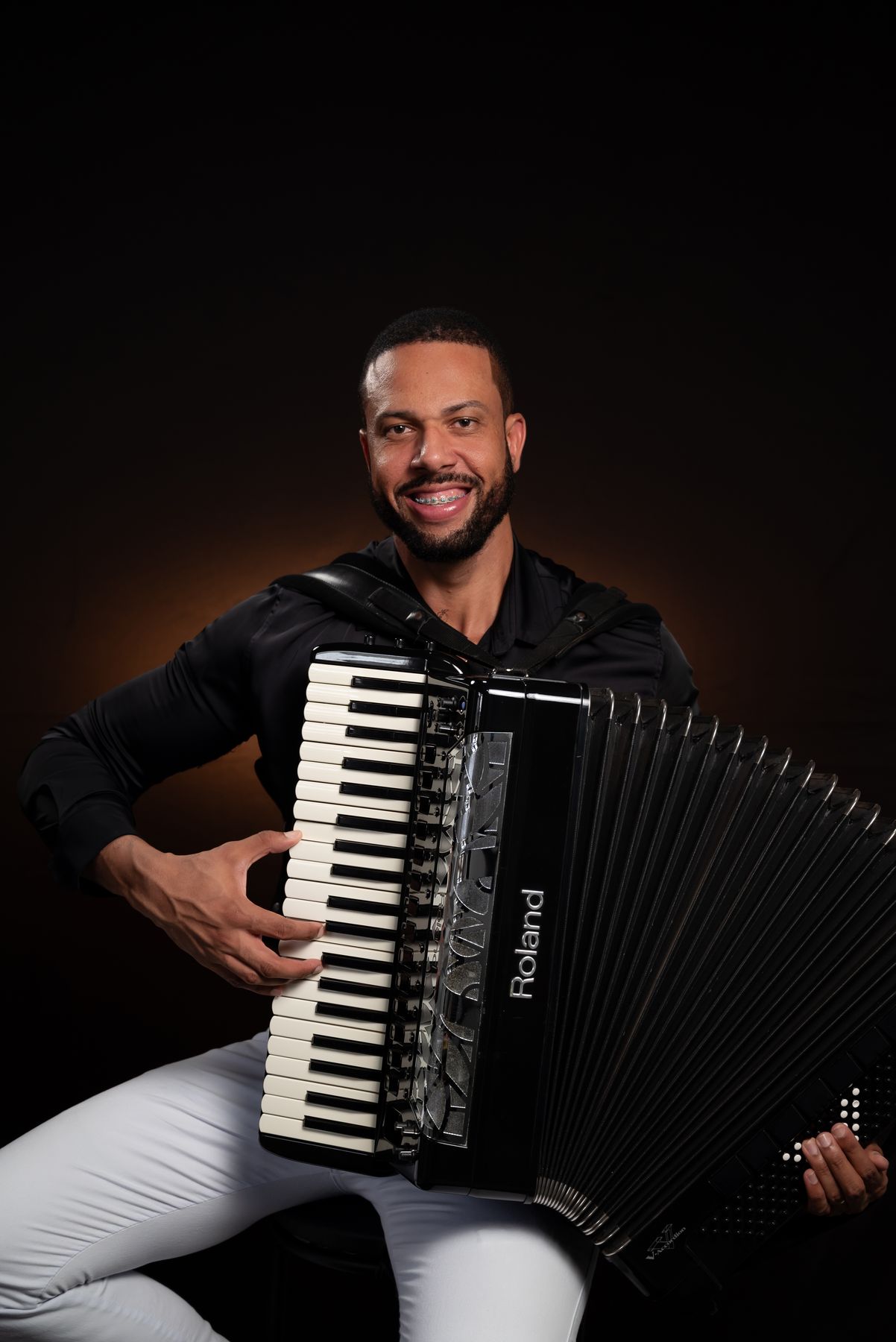 Rafael com sua sanfona em retrato oficial