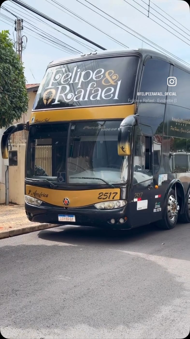 Ônibus personalizado com a logo