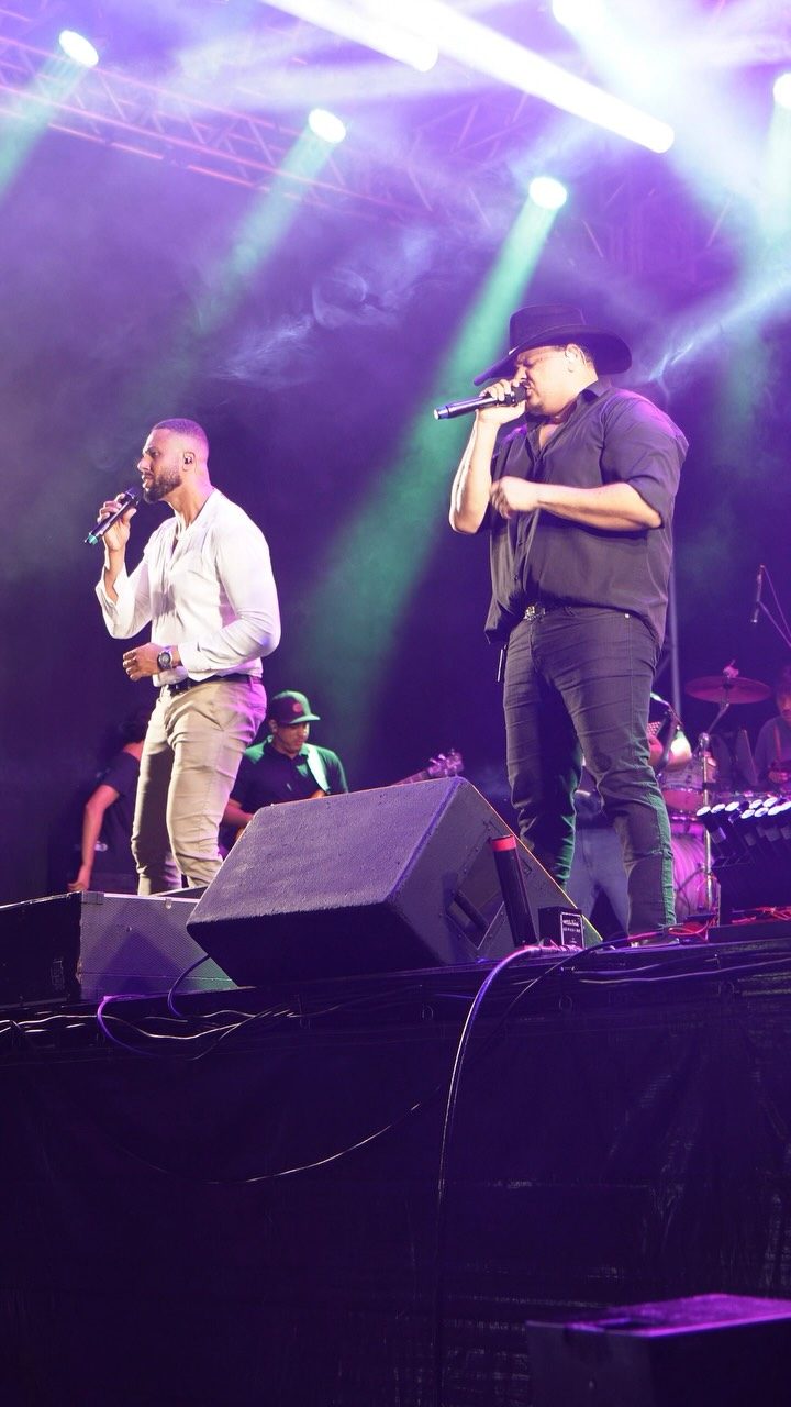 Dupla cantando junta