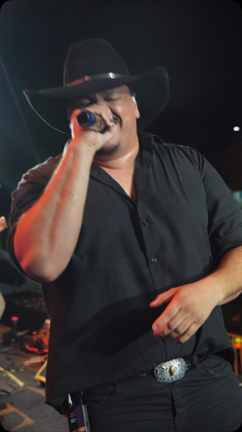 Felipe cantando