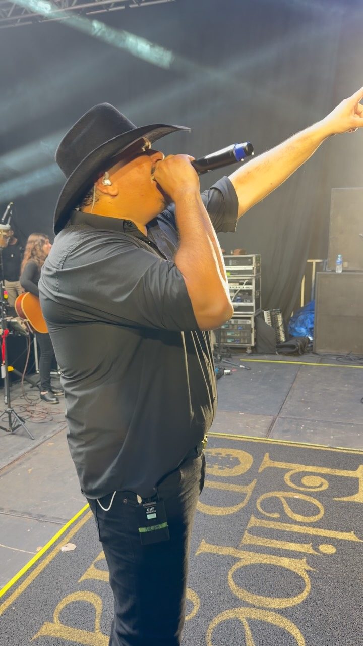 Felipe cantando no palco