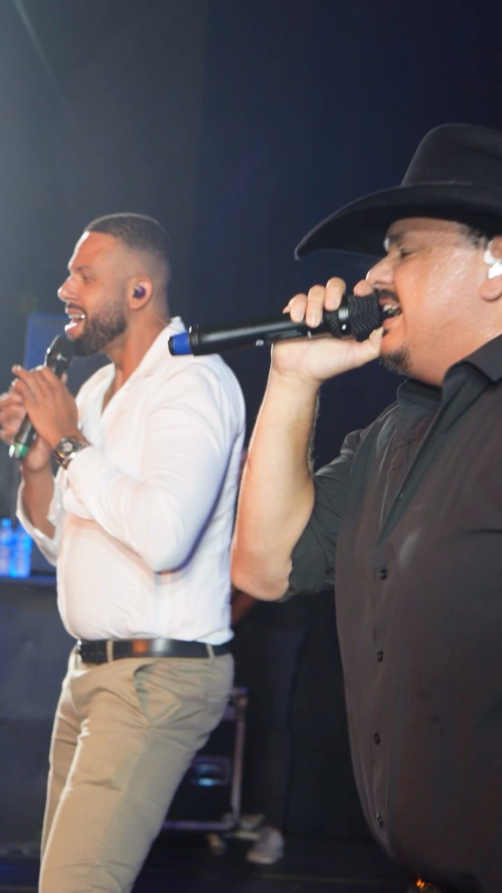 A dupla cantando junta no palco