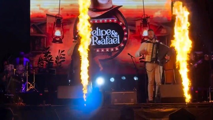 Telão com a logo da dupla e fogo